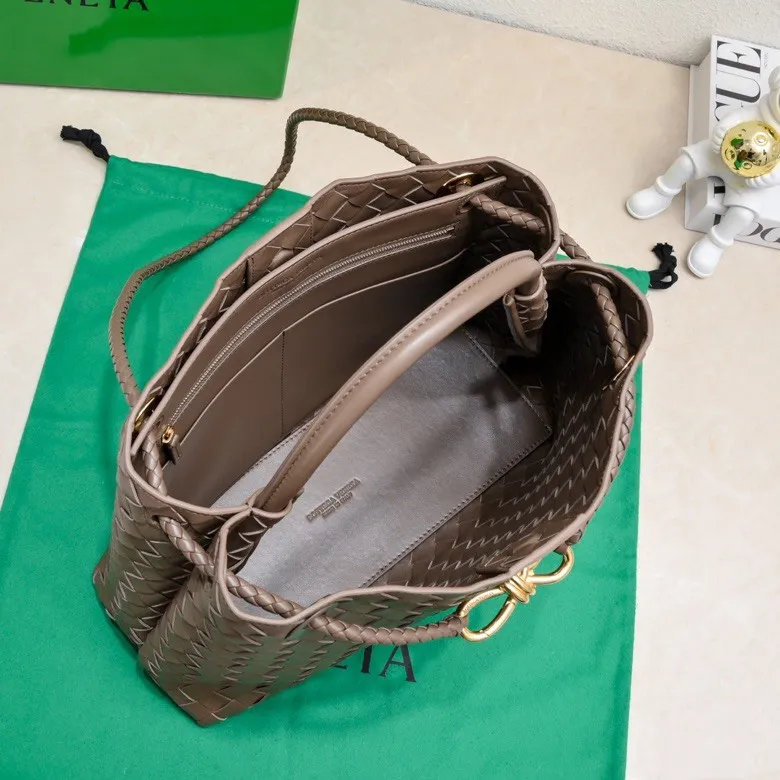The 2023 new Andiamo batch of 2260 BV has been shipped‼ ️Really popular🔥The new Andiamo woven handbag launched by Bottega Veneta this season is really popular all over the world! ! Celebrities at home and abroad have worn it, and Oscar-winning actress Michelle Yeoh has taken it out on the street. Song Jia, Trai Yara, Yu Feihong, Sanji Ayaka, Rosie Hunting-Whiteley, Yoshioka Riho, etc. have all picked up this bag. It is classic and versatile, showing off its temperament, and the bag capacity is also large, which is very convenient for daily commuting! ! A variety of carrying methods, the shoulder straps can be adjusted by yourself, the original lambskin feels soft and delicate, and the unisex style breaks gender boundaries and brings a more practical and longer-lasting use experience. Andiamo, which has both elegant and casual styles, perfectly interprets the true appearance of "fashionable old money style". Style number: 8463 Size: 32*24*12